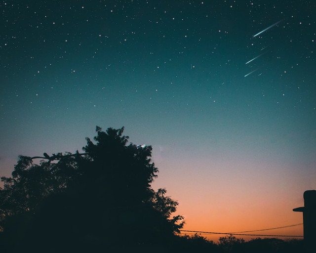 Ilustrasi puncak hujan meteor Eta Aquarids 2026 jam berapa, foto bukan peristiwa yang sebenarnya: Unsplash/Madhuvan Yadav