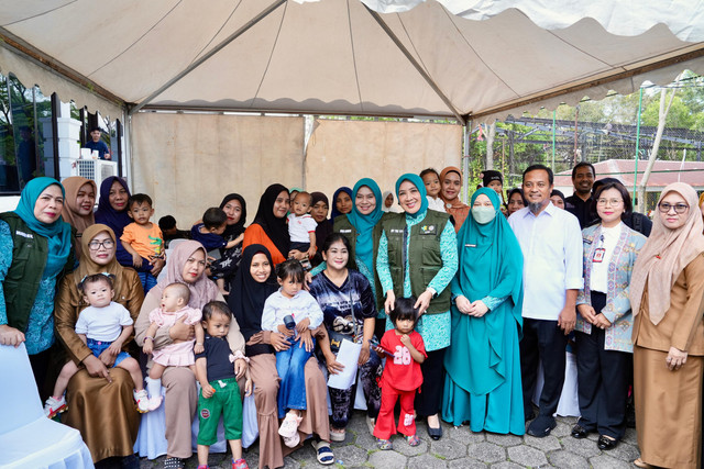 Ketum TP PKK Tri Tito Karnavian meninjau langsung pelaksanaan Monitoring dan Evaluasi (Monev) Imunisasi Zero Dose di Sulawesi Selatan untuk memastikan hak kesehatan anak terpenuhi melalui kolaborasi lintas sektor.
 Foto: Dok. Kemendagri