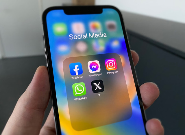 Ilustrasi Pilih 2 jenis media sosial, bandingkan karakteristik pengguna dan kegunaannya. Foto: Unsplash.com/Julian