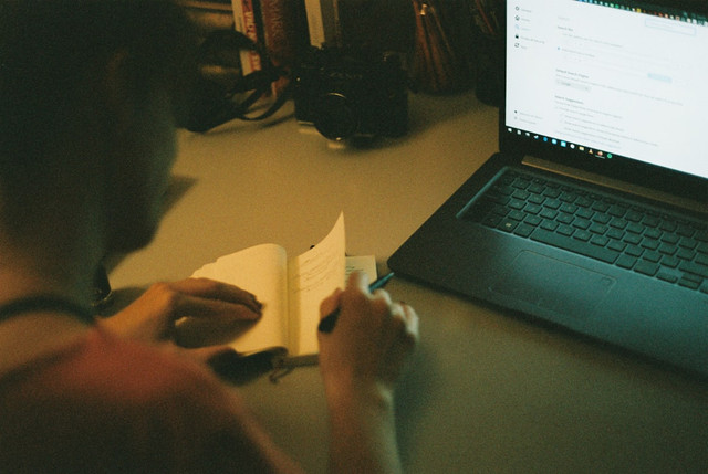 Ilustrasi belajar latihan soal present perfect tense. Foto: Unsplash.com/Krismas