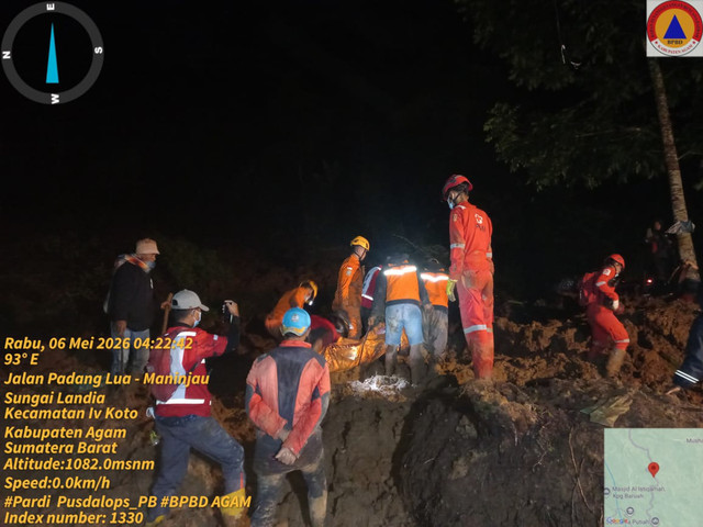 Petugas SAR mengevakuasi warga yang tertimbun longsor di Agam, Sumatera Barat. Foto: Dok. Istimewa