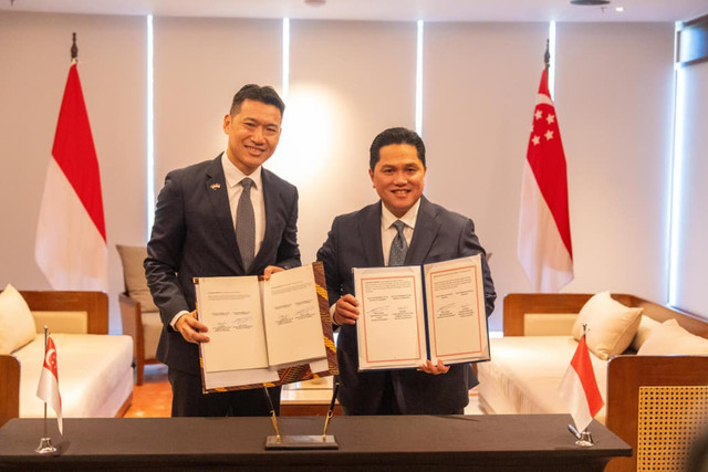 Menpora RI Erick Thohir bersama Acting Minister for Culture, Community and Youth Singapura David Neo menandatangani perjanjian kerja sama dalam Southeast Asia Ministerial Meeting on Youth and Sports (SEAMMYS) 2026 di Sanur, Bali. Foto: Dok. Kemenpora