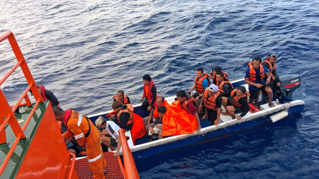 Cuaca buruk di Perairan Maluku kembali memakan korban. Kapal layar motor (KLM) Cajoma V yang berlayar dari Sorong menuju Kalabahi, NTT, karam setelah dihantam gelombang tinggi pada Senin (4/5) malam. Foto: Dok. Basarnas Ambon