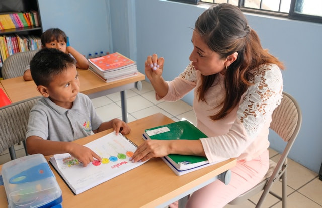 Ilustrasi tantangan pengelolaan kelas untuk mencapai pembelajaran yang berpusat pada peserta didik. Foto: Ronald Felton/Unsplash