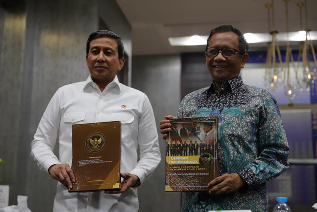 Sekretaris Komisi Percepatan Reformasi Polri (KPRP) Jenderal Polisi (Purn) Ahmad Dofiri dan Anggota KPRP Mahfud MD menyampaikan keterangan pers di Jakarta, Rabu (6/5/2026).
 Foto: Jamal Ramadhan/kumparan