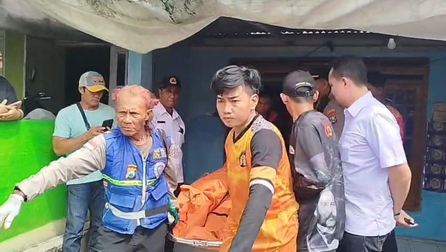 Polisi evakuasi korban pembacokan di Dusun Sumbertempur, Desa Sumbergirang, Kecamatan Puri, Kabupaten Mojokerto. Foto: kumparan