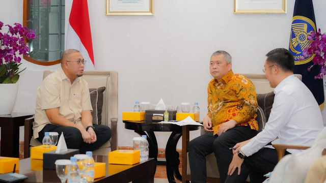 Wakil Ketua Komisi VI DPR RI Andre Rosiade bertemu Menhub Dudy Purwagandhi dan Dirjen Perkeretaapian Allan Tandiono membahas solusi terhadap 54 titik perlintasan kereta api di Sumbar yang selama ini menjadi perhatian masyarakat. Foto: Dok. Istimewa