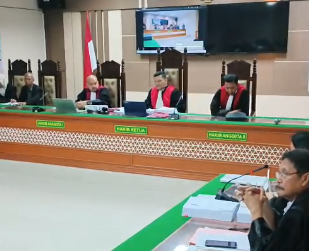 Sidang kasus pembunuhan satu keluarga di Pengadilan Negeri Indramayu ricuh. Rabu (6/5/2026). Foto: kumparan