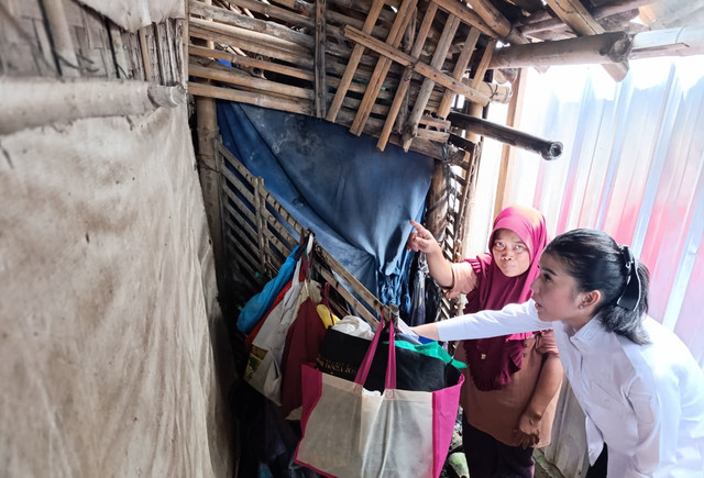 Wakil Bupati Kudus Bellinda Putri Sabrina Birton beserta pihak terkait pada Rabu (6/5) mengecek lorong 1 meter x 6 meter yang pernah dihuni Sutinah. Foto: Vega Ma'arijil Ula/kumparan
