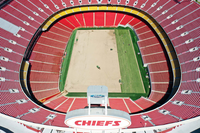 Para pekerja memasang rumput sod di Kansas City Stadium menjelang Piala Dunia 2026 di Kansas City, Missouri, Amerika Serikat (21/4/2026). Foto: Jamie Squire/Getty Images/AFP