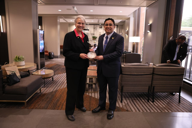 Wakil Direktur Utama Pertamina, Oki Muraza (kanan) bertemu Head of Petroleum Engineering Department Colorado School of Mines, Jennifer L. Miskimins (kiri) dalam rangka memperkuat kolaborasi untuk pengembangan sektor hulu migas berbasis teknologi. Foto: Dok. Pertamina