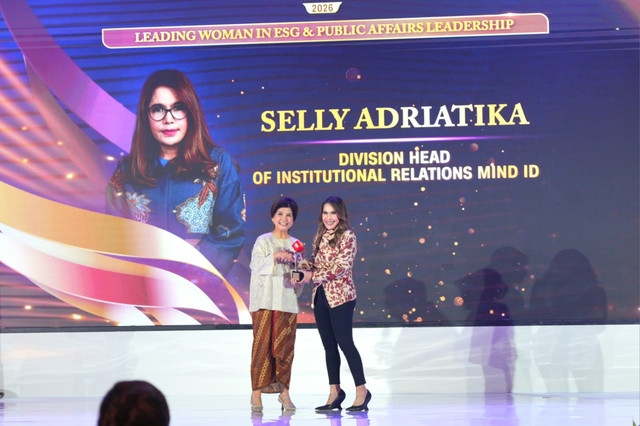 Head of Institutional Relations MIND ID Selly Adriatika saat menerima penghargaan Leading Woman in ESG & Public Affairs Leadership, pada Selasa (5/5/2026). Foto: Dok. MIND ID