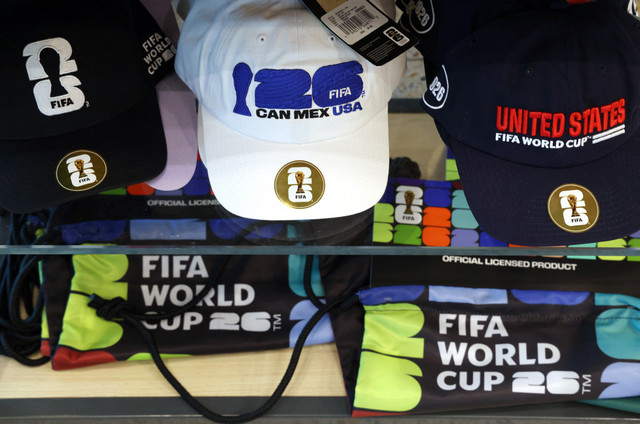 Merchandise Piala Dunia dipajang di Bandara Kansas City menjelang Piala Dunia 2026 di Kansas City, Kansas, Amerika Serikat (5/5/2026). Foto: Jamie Squire/Getty Images/AFP