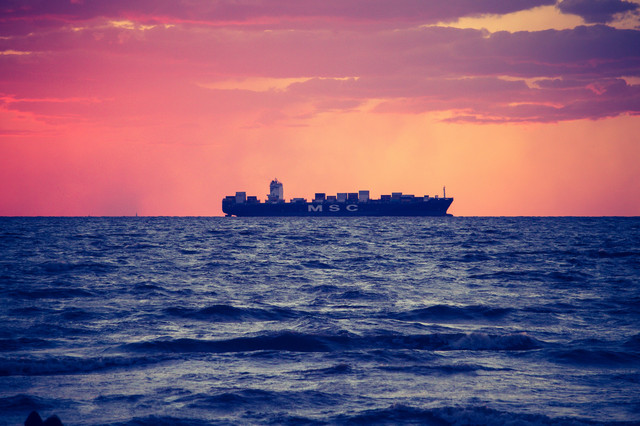 Kapal besar berlayar di laut bergelombang saat senja, menggambarkan Uni Eropa menghadapi tekanan geopolitik.Foto oleh Thais Morais dari Unsplash
