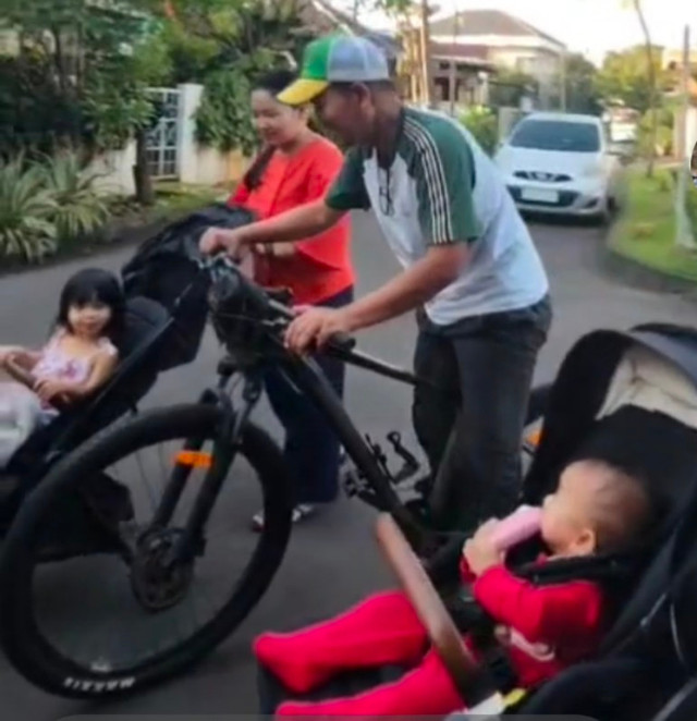 Bermain dengan cucu Tatja dan Kaecetta. Foto: Dokumen pribadi.