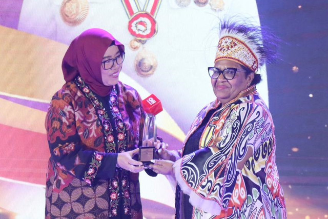 Wamendagri Ribka Haluk menerima penghargaan dalam ajang Leading Women Awards 2026. Foto: Kemendagri RI