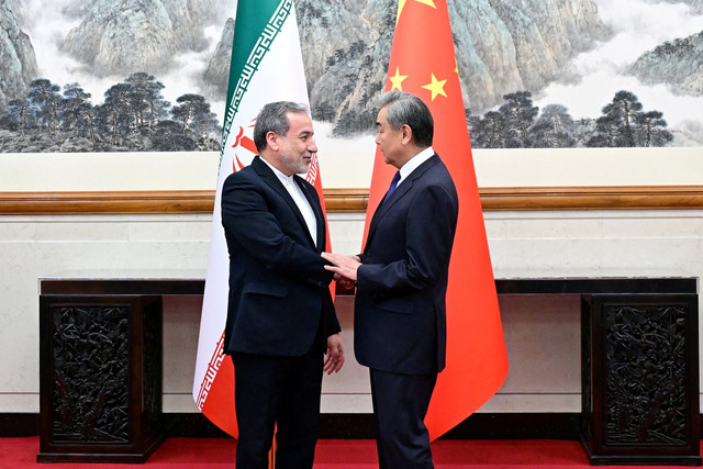 Menteri Luar Negeri Iran Abbas Araqchi berbincang dengan Menteri Luar Negeri China Wang Yi saat pertemuan di Beijing, China, Rabu (6/5/2026). Foto: Kemlu China/via REUTERS