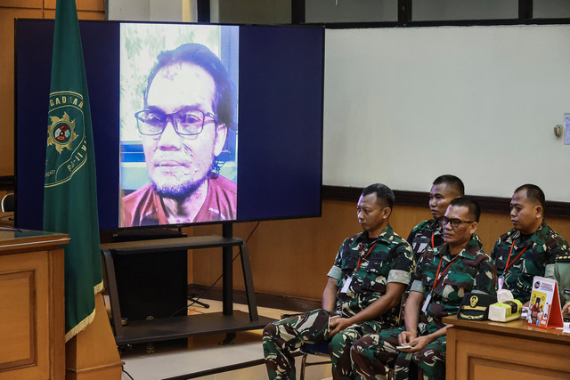 Hakim menampilkan foto salah satu terdakwa yang juga terkena air keras Serda Edi Sudarko (kedua kanan) pada sidang lanjutan kasus penyiraman air keras kepada aktivis KontraS Andrie Yunus di Pengadilan Militer II-08, Jakarta, Rabu (6/5/2026). Foto: Dhemas Reviyanto/ANTARA FOTO