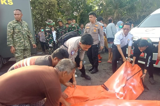 Evakuasi korban tabrakan Bus Antar Lintas Sumatera (ALS) dengan truk tangki Bahan Bakar Minyak (BBM) di Jalan Lintas Sumatera, Simpang Danau, Kecamatan Karang Jaya, Kabupaten Musi Rawas Utara, Rabu (6/5/2026). Foto: Dok. Istimewa