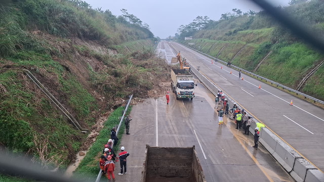 Penanganan material longsor di Jalan Tol Bogor-Ciawi-Sukabumi (Bocimi) KM 72, tepatnya di Desa Cibunarjaya, Kecamatan Ciambar, Kabupaten Sukabumi, Jawa Barat, Rabu (6/5/2026). Dok. kumparan