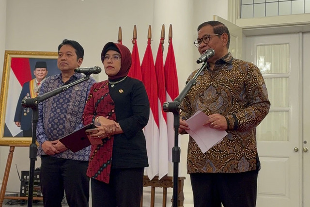 Gubernur DKI Jakarta Pramono Anung bersama Kepala Badan Pusat Statistik (BPS) RI saat  memberikan keterangan terkait pembahasan penurunan RW kumuh di Balai Kota DKI Jakarta, Rabu (6/5/2026). Foto: Jeni Ritanti/kumparan