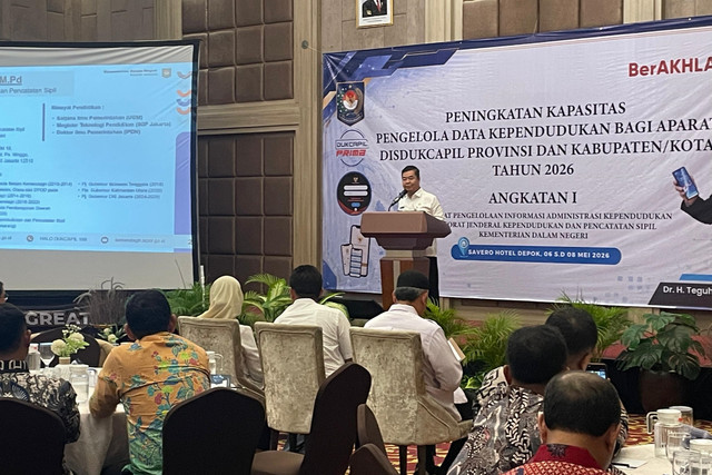 Dirjen Dukcapil Kemendagri Teguh Setyabudi menghadiri Bimtek Disdukcapil Tingkat Daerah, di Depok, Rabu (6/5/2026). Foto: kumparan
