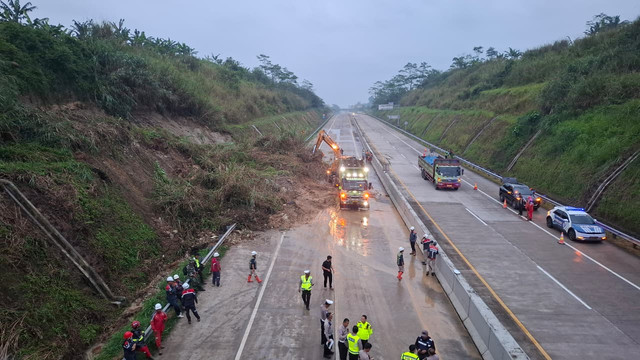 Proses evakuasi material longsor yang menimbun ruas jalan Tol Bocimi KM 72+000 B, tepatnya di Desa Cibunarjaya, Kecamatan Ciambar, Kabupaten Sukabumi, masih terus dilakukan hingga Rabu (6/5/2026) malam. Foto: Dok. kumparan