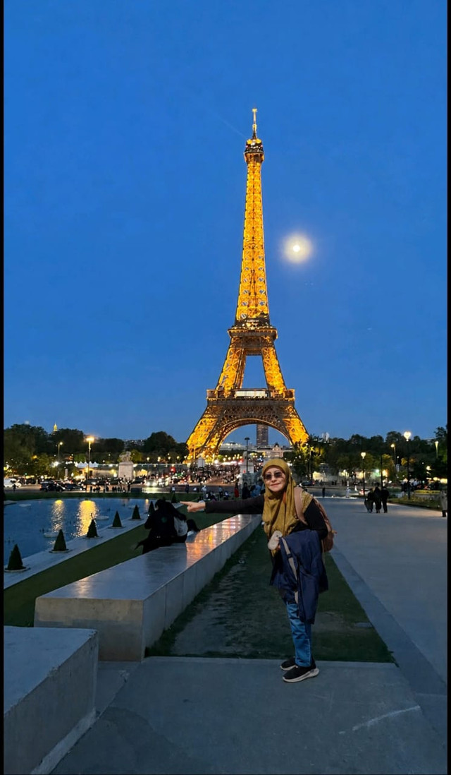 Pesona Menara Eiffel di malam hari. Sumber: Dok. Pribadi