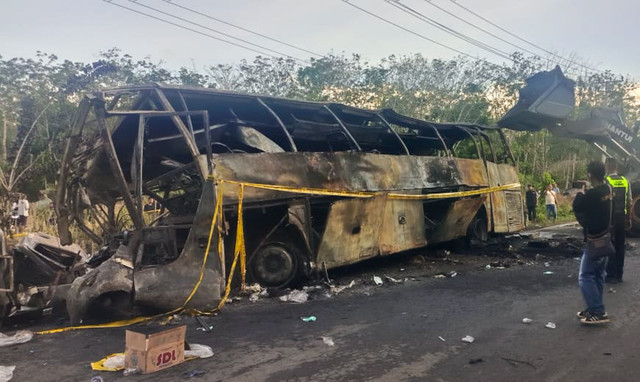 Warga mengamati bangkai bus PO ALS yang terbakar di Jalan Lintas Sumatera, Kecamatan Karang Jaya, kabupaten Musi Rawas Utara (Muratara), Sumatera Selatan, Rabu (6/5/2026). Foto: Hand Out-BPBD Kabupaten Muratara/ANTARA
