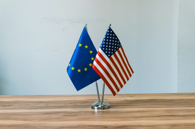 Ilustrasi bendera Uni Eropa dan bendera Amerika. Foto: Unsplash