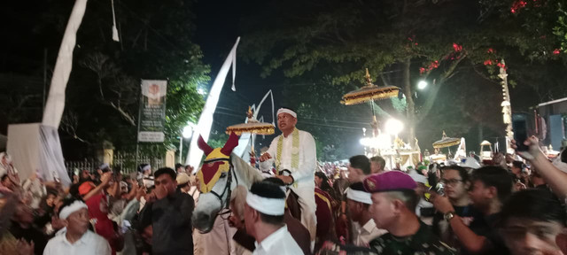 Gubernur Jawa Barat Dedi Mulyadi dalam acara Kirab Budaya Milangkala Tatar Sunda di Cianjur, Rabu (6/5/2026) malam. Foto: kumparan
