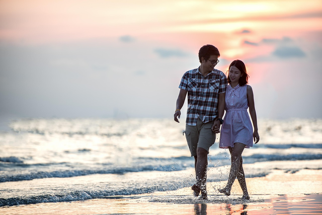 Ilustrasi pria wanita berjalan di pantai. Foto Pixabay