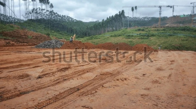 Ilustrasi: Pembangunan Infrastrukur Jalan untuk meningkatkan produktivitas ekonomi masyarakat sekitar. Foto: shutterstock.com
