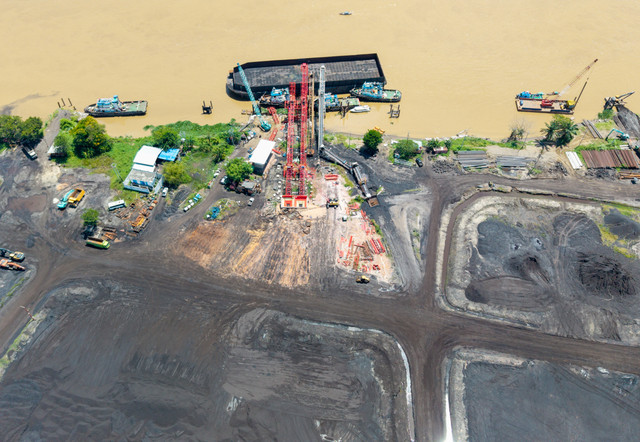 Foto udara suasana bongkar muat di tempat penampungan sementara batu bara di Keramasan, Kertapati, Palembang, Sumatera Selatan, Rabu (6/5/2026).  Foto: Nova Wahyudi/ANTARA FOTO