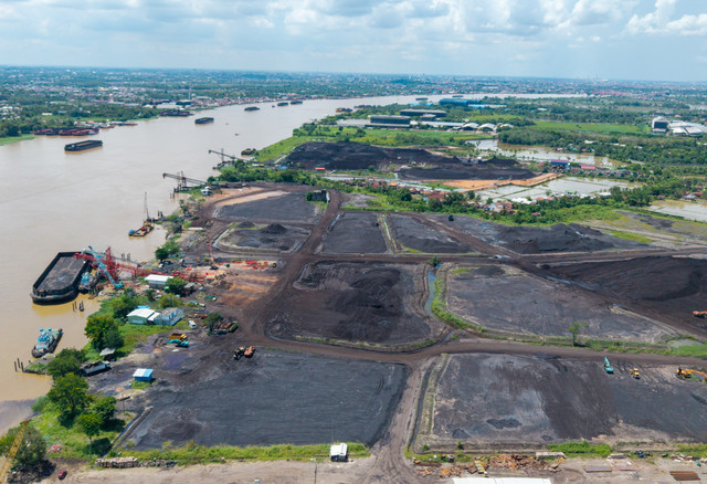 Foto udara suasana bongkar muat di tempat penampungan sementara batu bara di Keramasan, Kertapati, Palembang, Sumatera Selatan, Rabu (6/5/2026). Foto: Nova Wahyudi/ANTARA FOTO