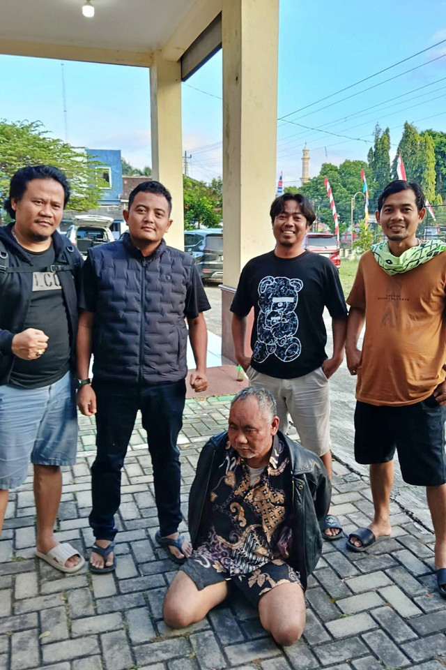 Pengasuh pondok Ndolo Kusumo, Kabupaten Pati yang juga tersangka pelecehan seksual, Ahsari, berhasil ditangkap polisi usai melarikan diri. Foto: Dok. Istimewa