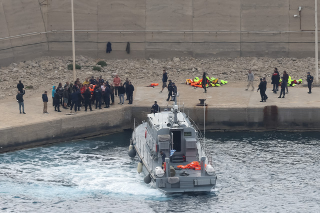 Aktivis dari Armada Global Sumud berdiri di Pelabuhan Atherinolakkos, Pulau Kreta, setelah turun dari kapal Penjaga Pantai Yunani usai dicegat oleh Angkatan Laut Israel di perairan internasional (1/5/2026). Foto: Costas METAXAKIS / AFP