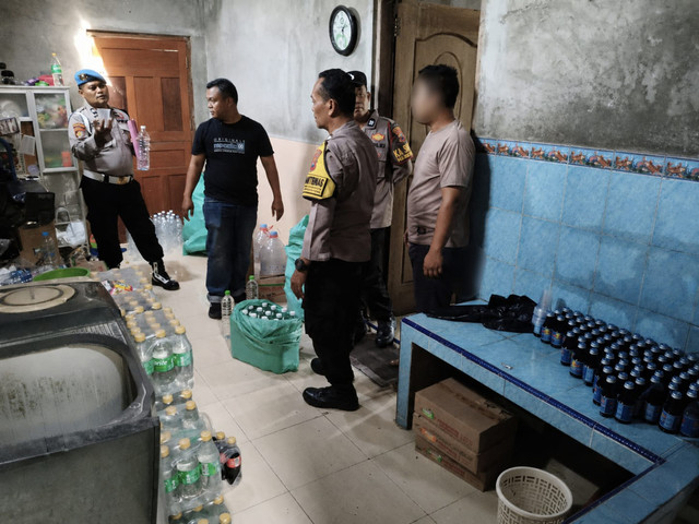 Kepolisian mengamankan sejumlah miras. Foto: Dok. Polres Kudus