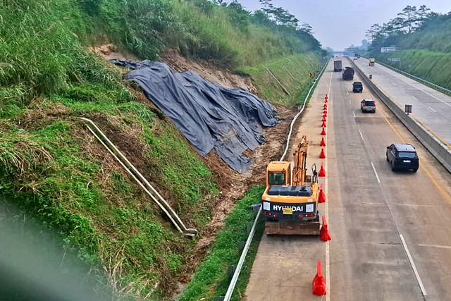 Pembersihan material longsor selesai, Tol Bocimi bisa dilalui kendaraan. Foto: Dok. kumparan