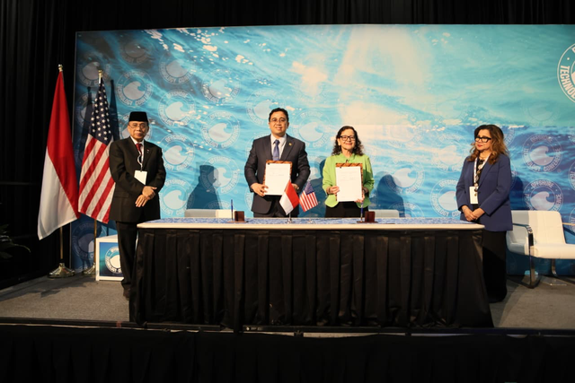 Wakil Direktur Utama Pertamina, Oki Muraza (kedua dari kiri) dan Chief Executive Officer LanzaTech, Jennifer Holmgren (kedua dari kanan) menandatangani nota kesepahaman (MoU) untuk mengembangkan solusi energi rendah karbon berbasis teknologi, disaksikan oleh Duta Besar RI untuk Amerika Serikat, Indroyono Susilo (kiri) dan Konsul Jenderal RI di Houston, Ourina Ritonga (kanan) dalam rangkaian Offshore Technology Conference (OTC) di Houston, Texas, Amerika Serikat. Foto: Dok. Pertmaina