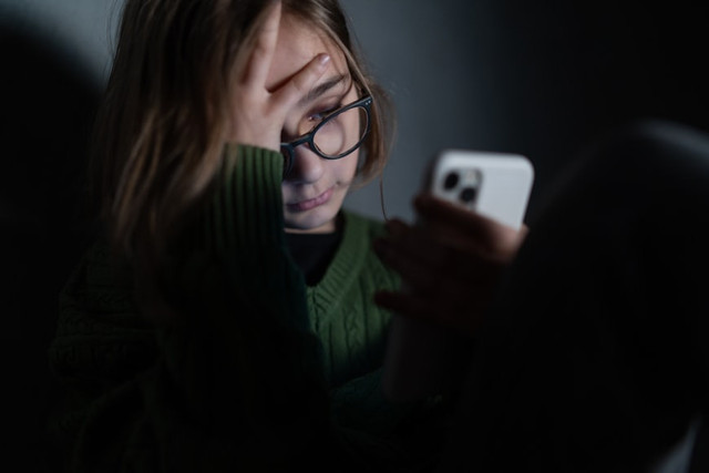 Gambar 1. Ilustrasi seseorang saat menggunakan media sosial.Sumber: Unsplash.com