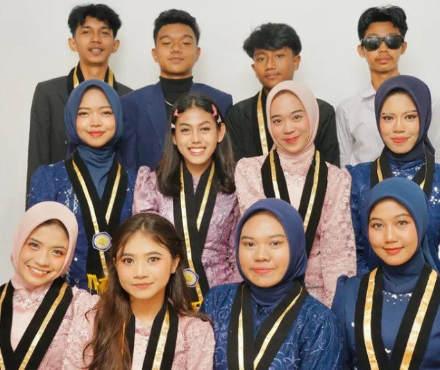 Foto ini menggambarkan kenangan bersama teman-teman di masa muda yang perlahan berubah seiring perjalanan hidup masing-masing.