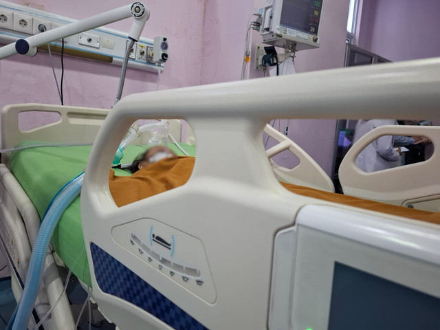 Balita korban penganiayaan ayah tiri dirawat intensif di PICU RS Dr M Djamil, Padang. Foto: Dok: Istimewa 