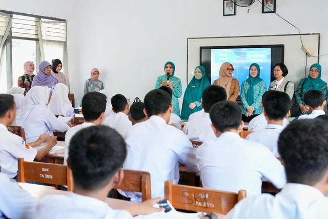 Ketua TP PKK Tri Tito Karnavian saat mengunjungi SMAN 9 Gowa, Sulawesi Selatan, Selasa (5/5/2026). Foto: Dok. Kemendagri