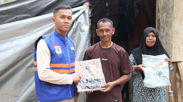 DT Peduli Bagikan 44 Koli Pakaian Baru untuk Pengungsi Banjir di Aceh Tamiang (Sumber : DT Peduli)