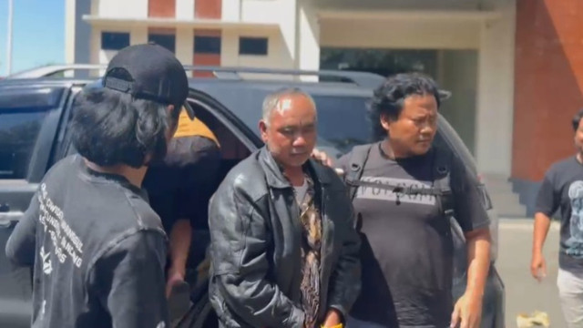 Kedatangan tersangka Asyhari di Mapolresta Pati.  Foto: Dok. Humas Polresta Pati