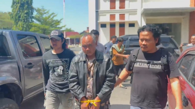 Kedatangan tersangka Asyhari di Mapolresta Pati. Foto: Dok. Humas Polresta Pati