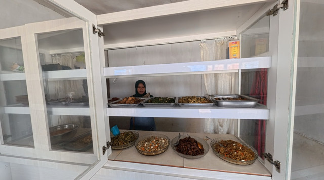 Warung Masakan Bu Atik, salah satu penerima manfaat program ekonomi DT Peduli Metro (Sumber : DT Peduli)