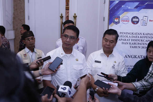 Direktur PIAK Ditjen Dukcapil M. Nuh Al Azhar dan Dirjen Dukcapil Teguh Setyabudi dalam acara Peningkatan Kapasitas Pengelola Data Kependudukan bagi Aparat Disdukcapil Provinsi dan Kab/Kota di Depok, Jabar, Rabu (6/5/2026). Foto: Dok. Kemendagri