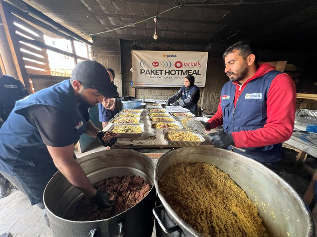 Persiapan Packing Hotmeal sebanyak 450 pack untuk dibagikan kepada pengungsi disabilitas di sekitar Masjid DT Gaza (Sumber : DT Peduli)